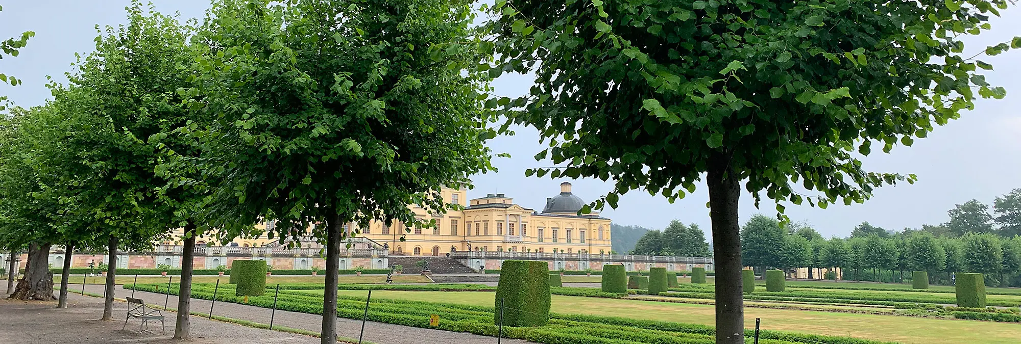 Blick auf Kaiser-Linden Allee Schloss Drottningholm in Schweden.